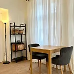 Homely Apartment Close To Metro Palmovka
